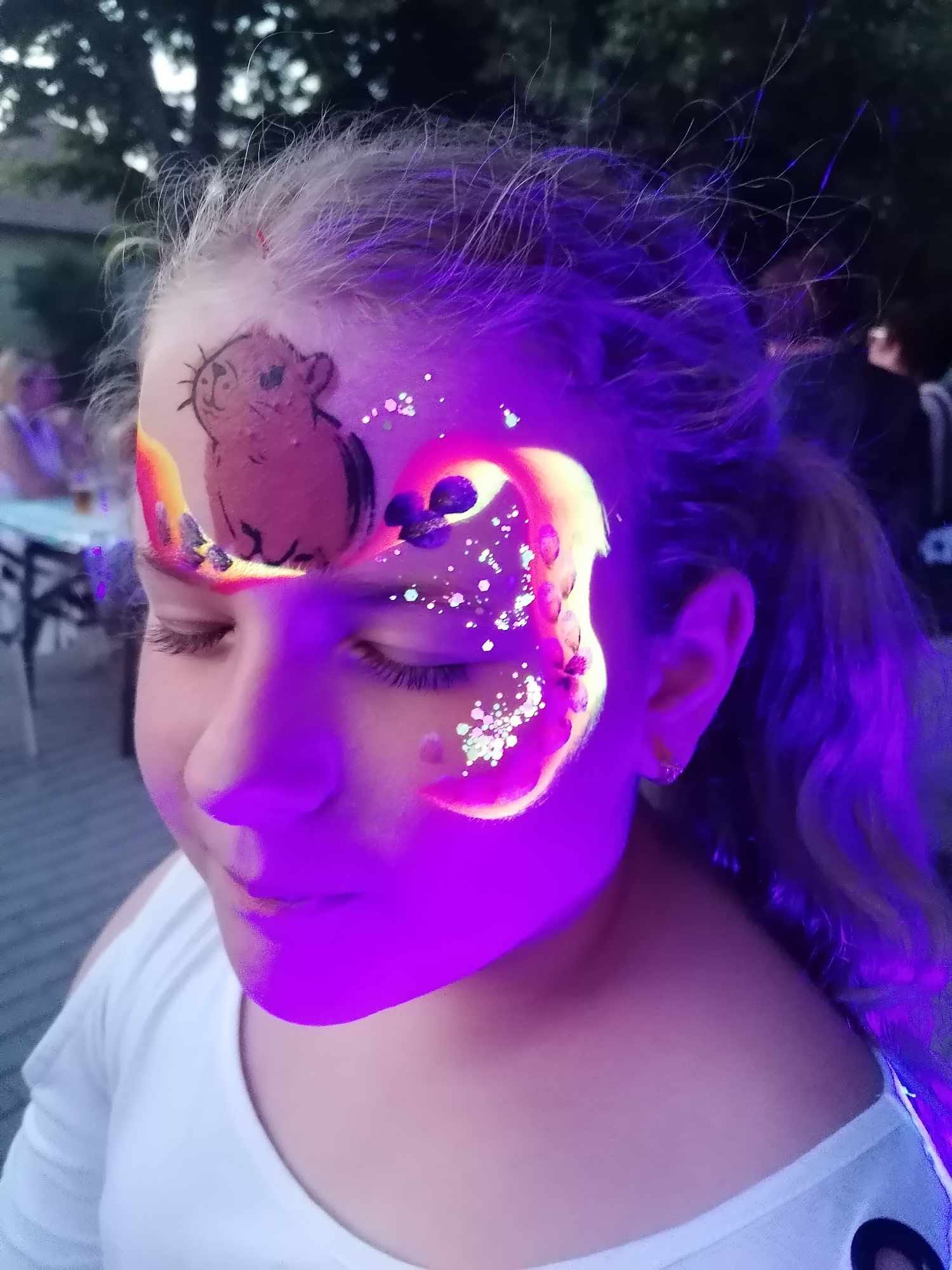 UV-fény arcfestés bulira